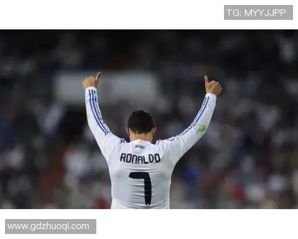 卫衣潮流引领者C罗：足球巨星背后的时尚风采解析