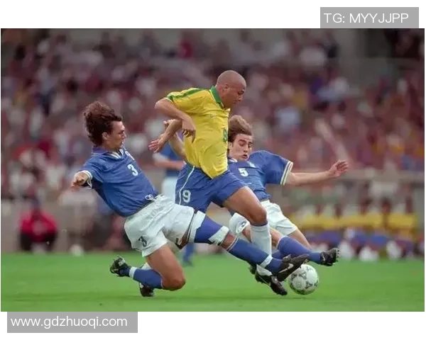 足球巨星过场精彩回顾：从经典进球到震撼瞬间尽显英雄本色